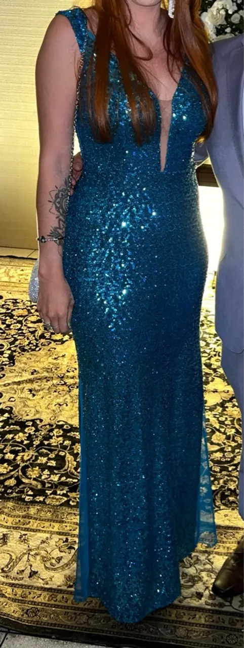 Vestido de festa azul - usado apenas 1 vez - lindo brilhante. Veste do M ao 44. 