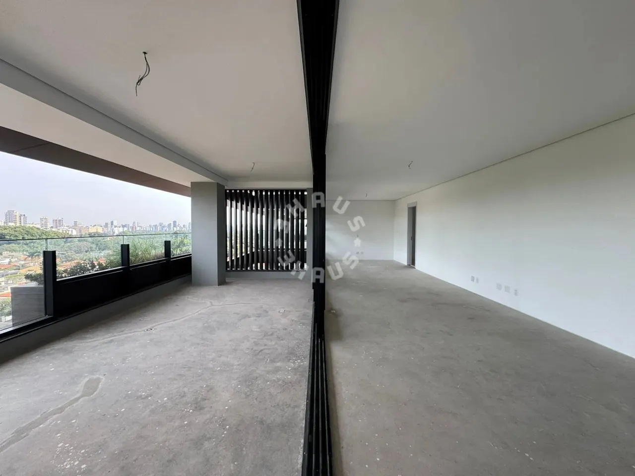 Apartamento alto padrão no Ibirapuera com 301m², 4 suítes, varanda. 4 vagas de garagem!