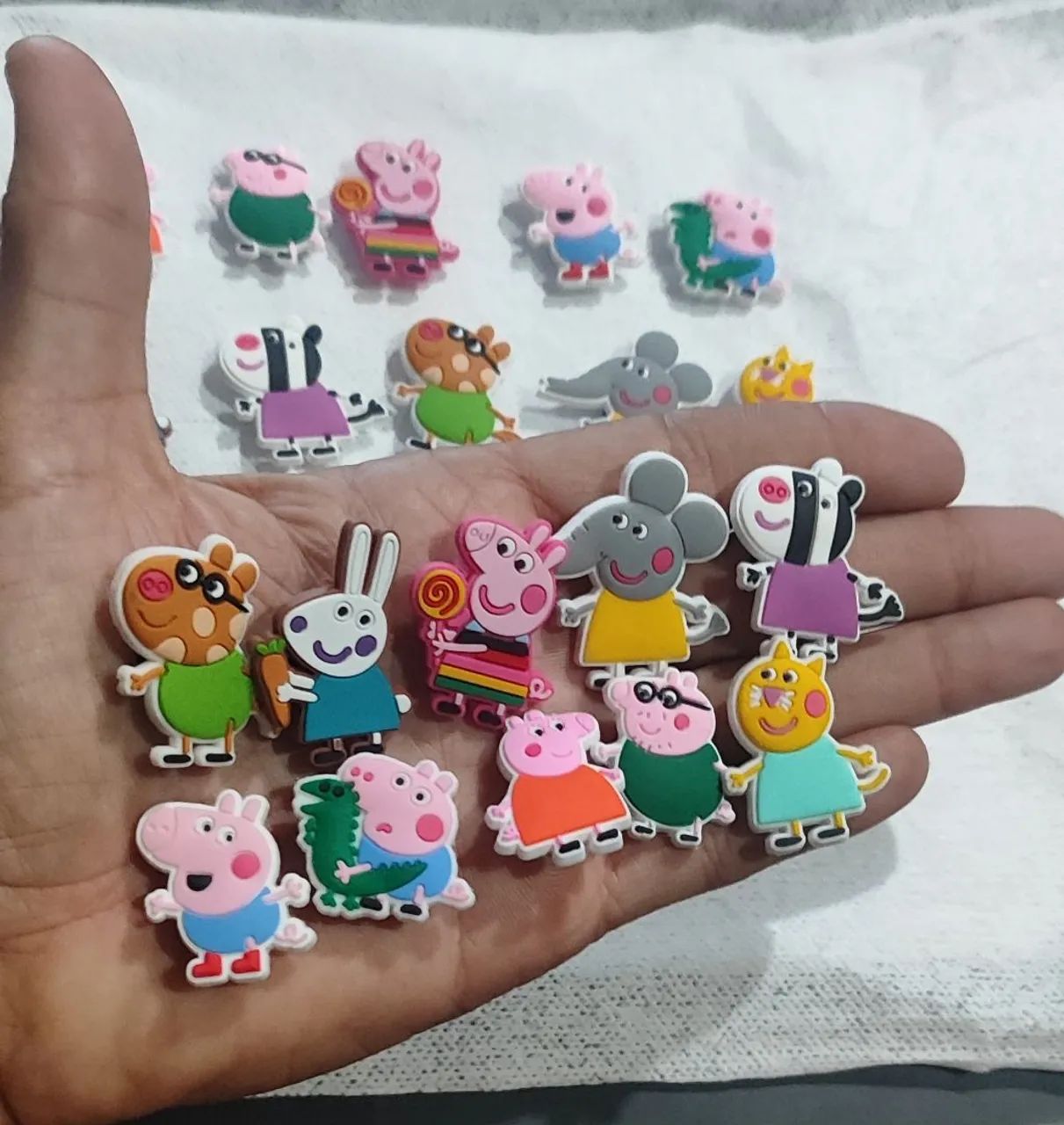Kit 10 Enfeites para chinelos Peppa Pig - Foto 4