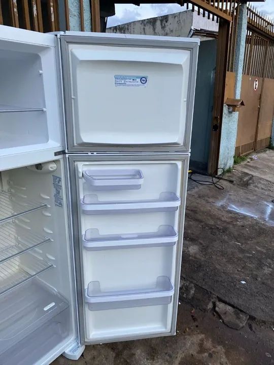Vendo geladeira Electrolux 400L gelo seco funcionando perfeitamente testo na hora  - Foto 2