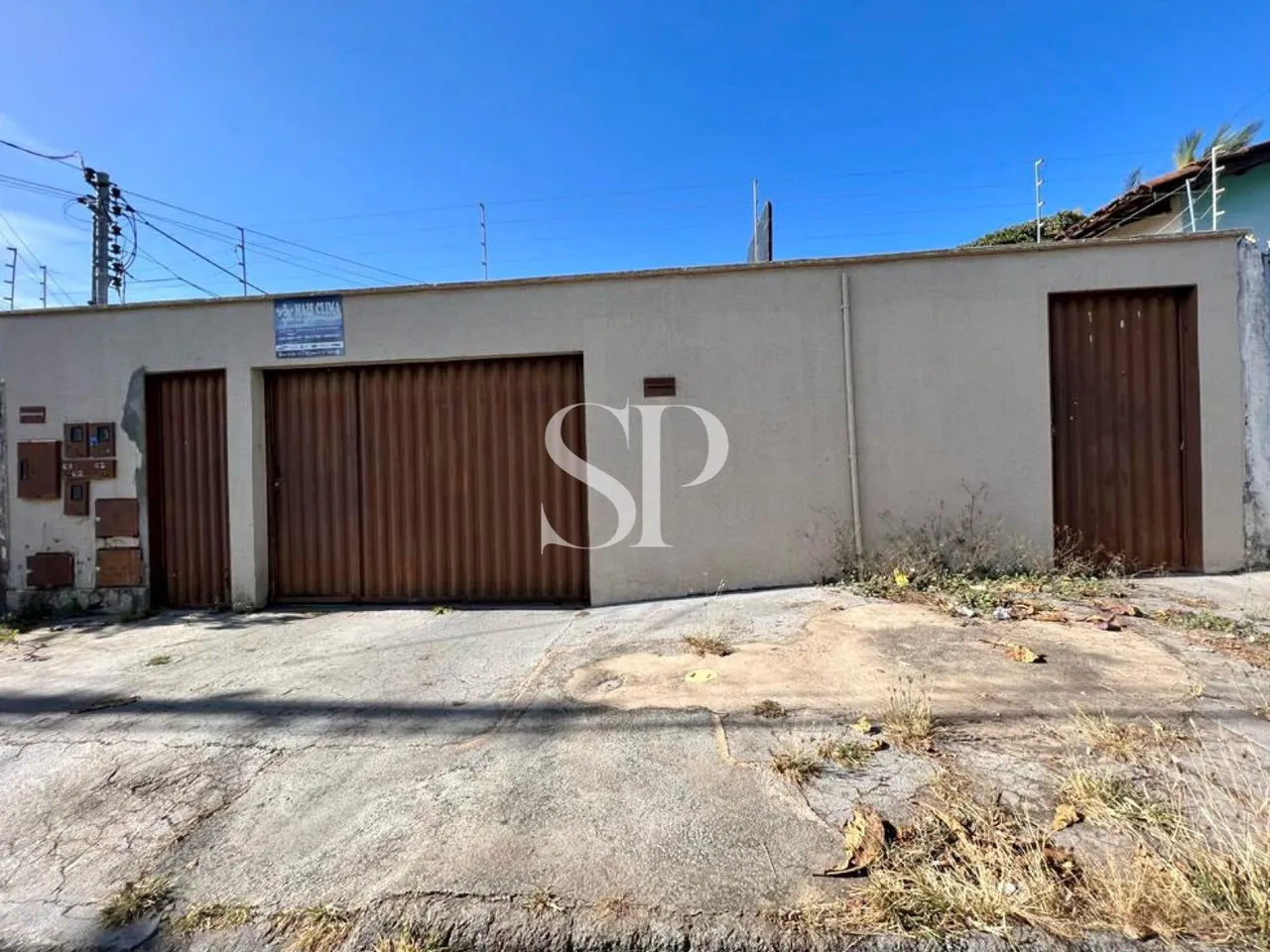 Casa com 2 kitnets no fundo 100% individualizadas no Setor Garavelo
