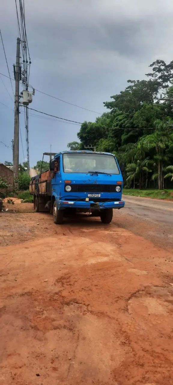 Vende se um caminhão. 