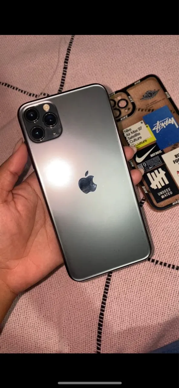IPHONE 11 PRO MAX COM DEFEITO.