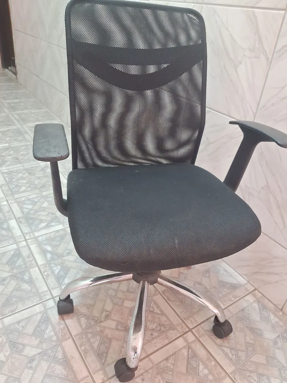 Cadeira de escritório preta com tela mesh
