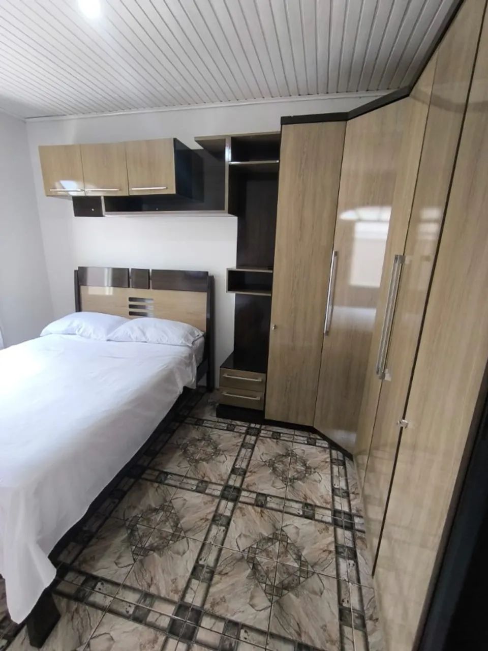 Guarda-roupa Modulado de Canto Com Cama e Colchão 