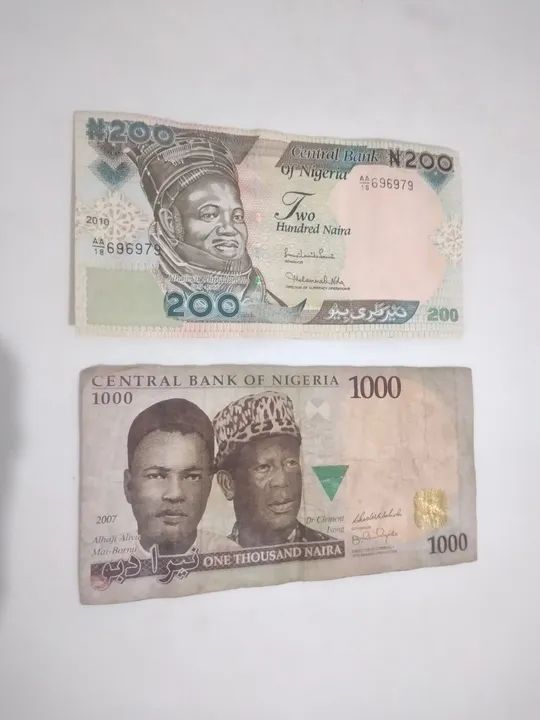 Antigas notas da Nigéria 200 e 1000 Naira
