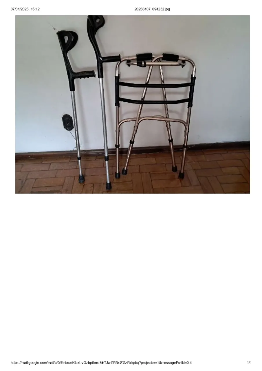 andador e um par de muletas