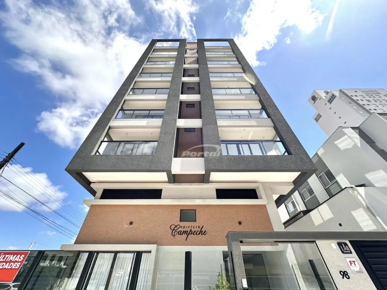 Apartamento mobiliado, com 3 dormitórios, sendo 1 suíte no centro de Balneário Piçarras/SC