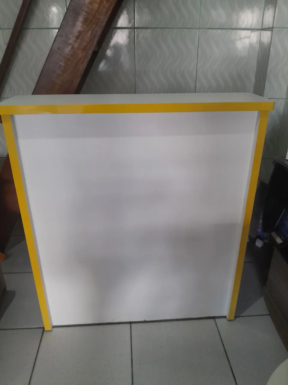 Balcão Expositor Branco com Detalhes Amarelos