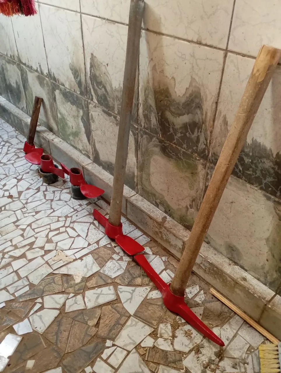 Enxadas e picaretas para construção