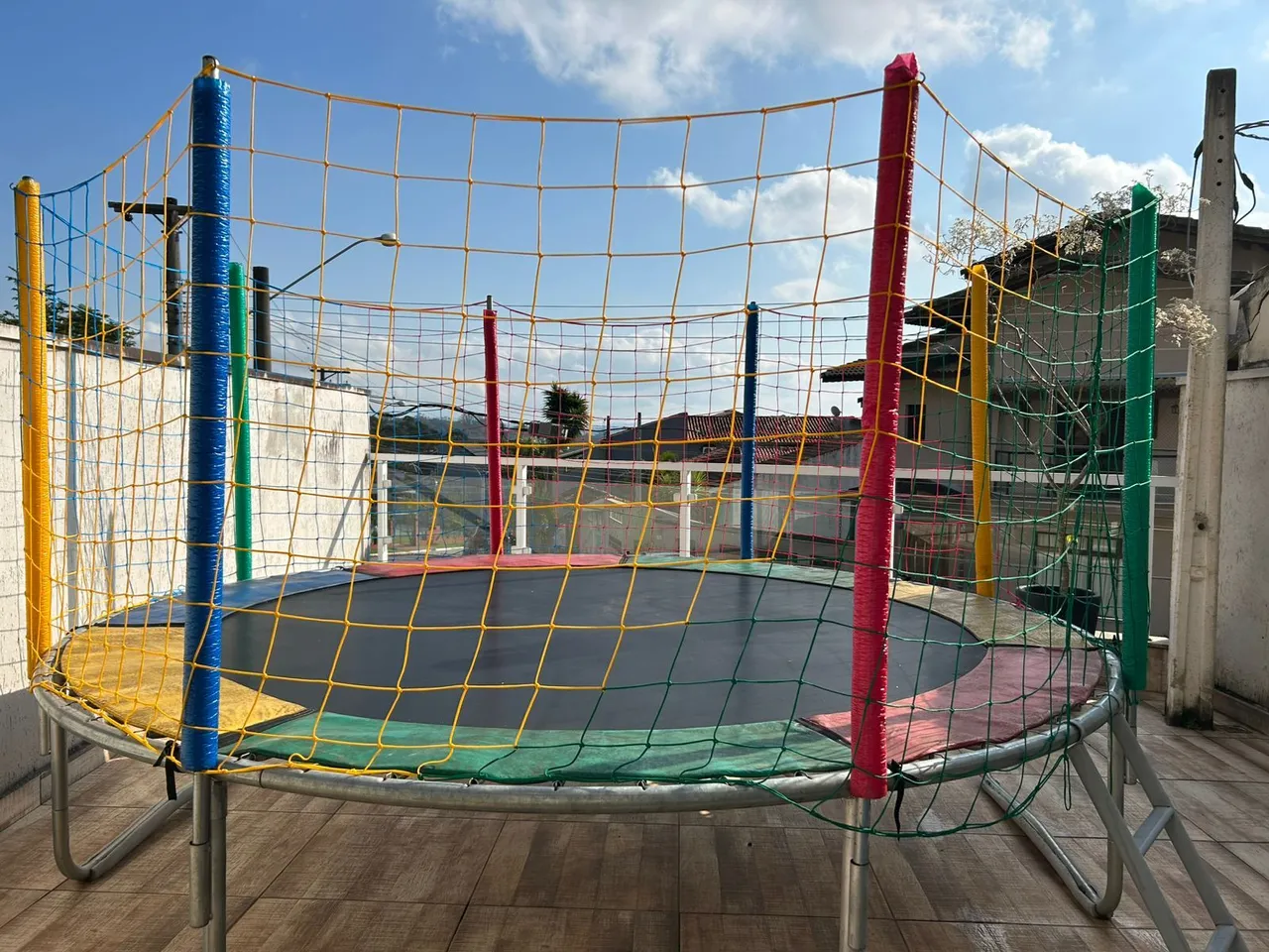 Cama elástica infantil de 305 cm com rede de proteção por R$990