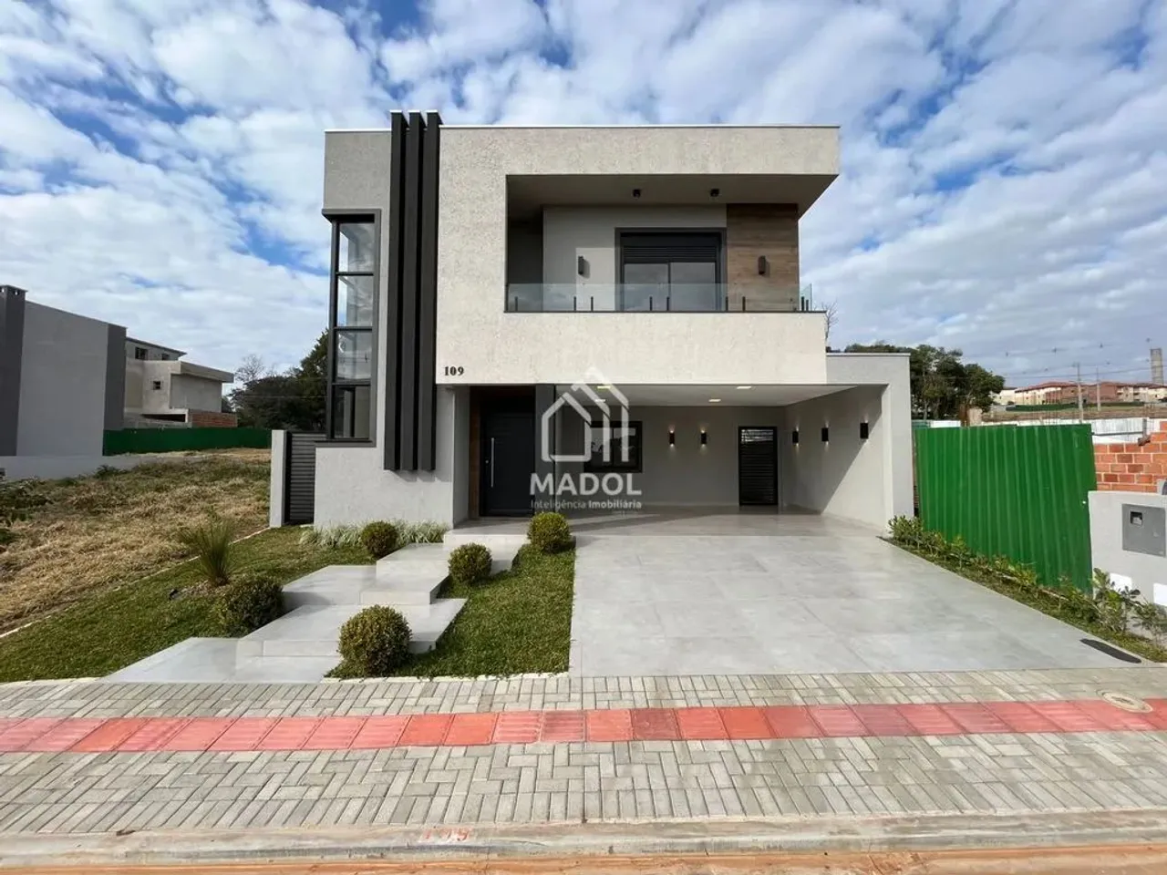 Sobrado à Venda com 3 Suítes, 4 banheiros, 4 vagas e 205m² por R$ 1.380.000