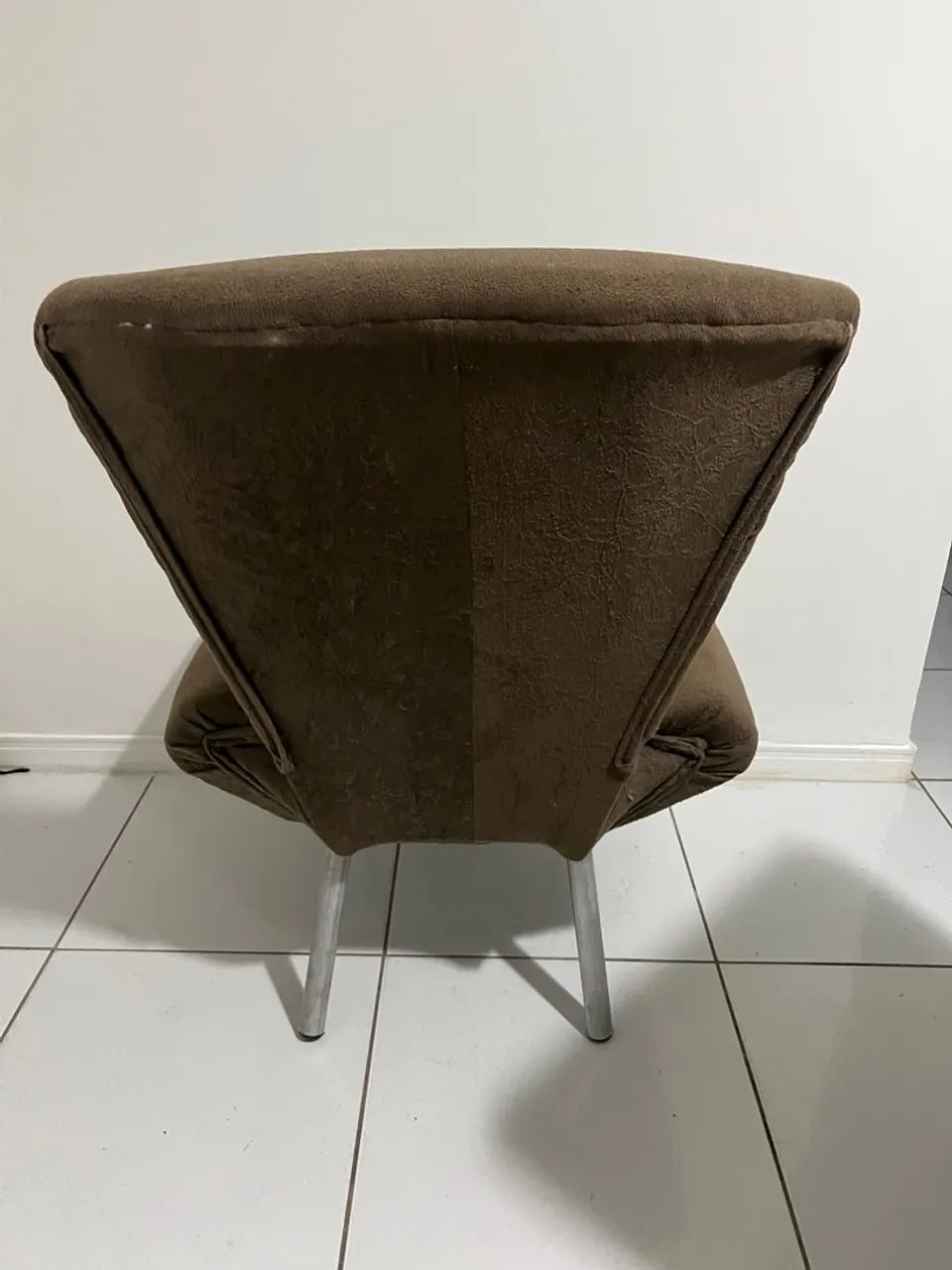 Poltrona moderna em suede marrom - Foto 5