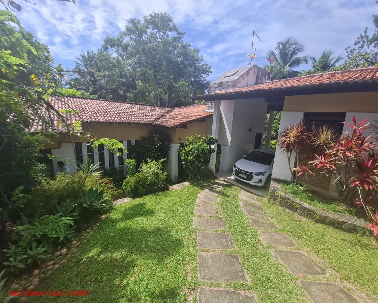 Excelente Sítio em Condomínio fechado, PORTEIRA FECHADA, 4/4 sendo 2 suítes, piscina, saun