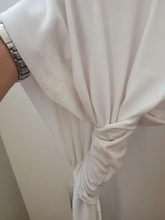 Echarpe em veludo molhado com detalhes em relevo 