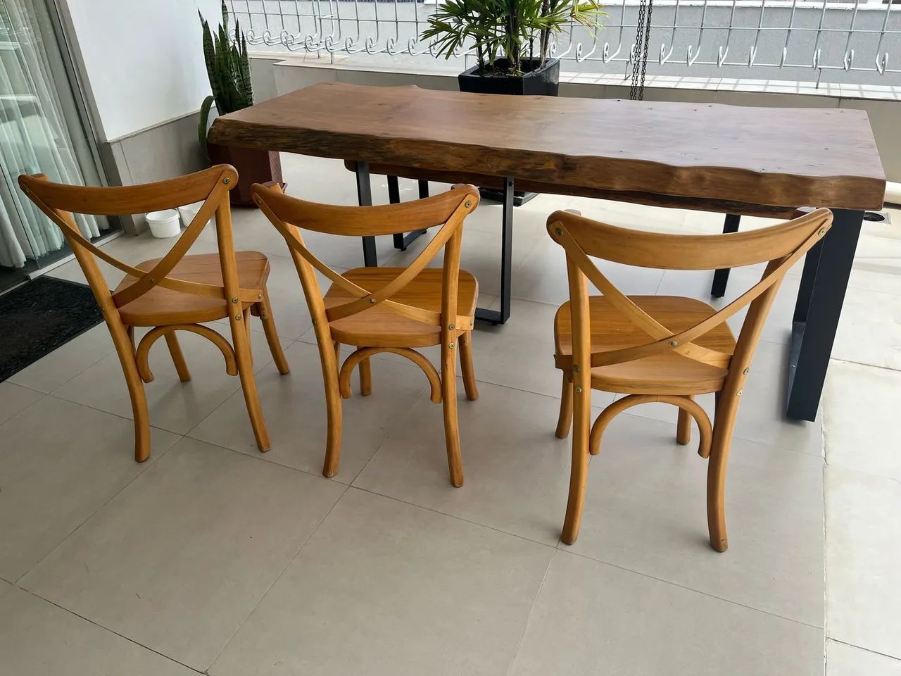 Jogo de mesa de madeira maciça,com banco e três cadeiras  Paris , - Foto 3