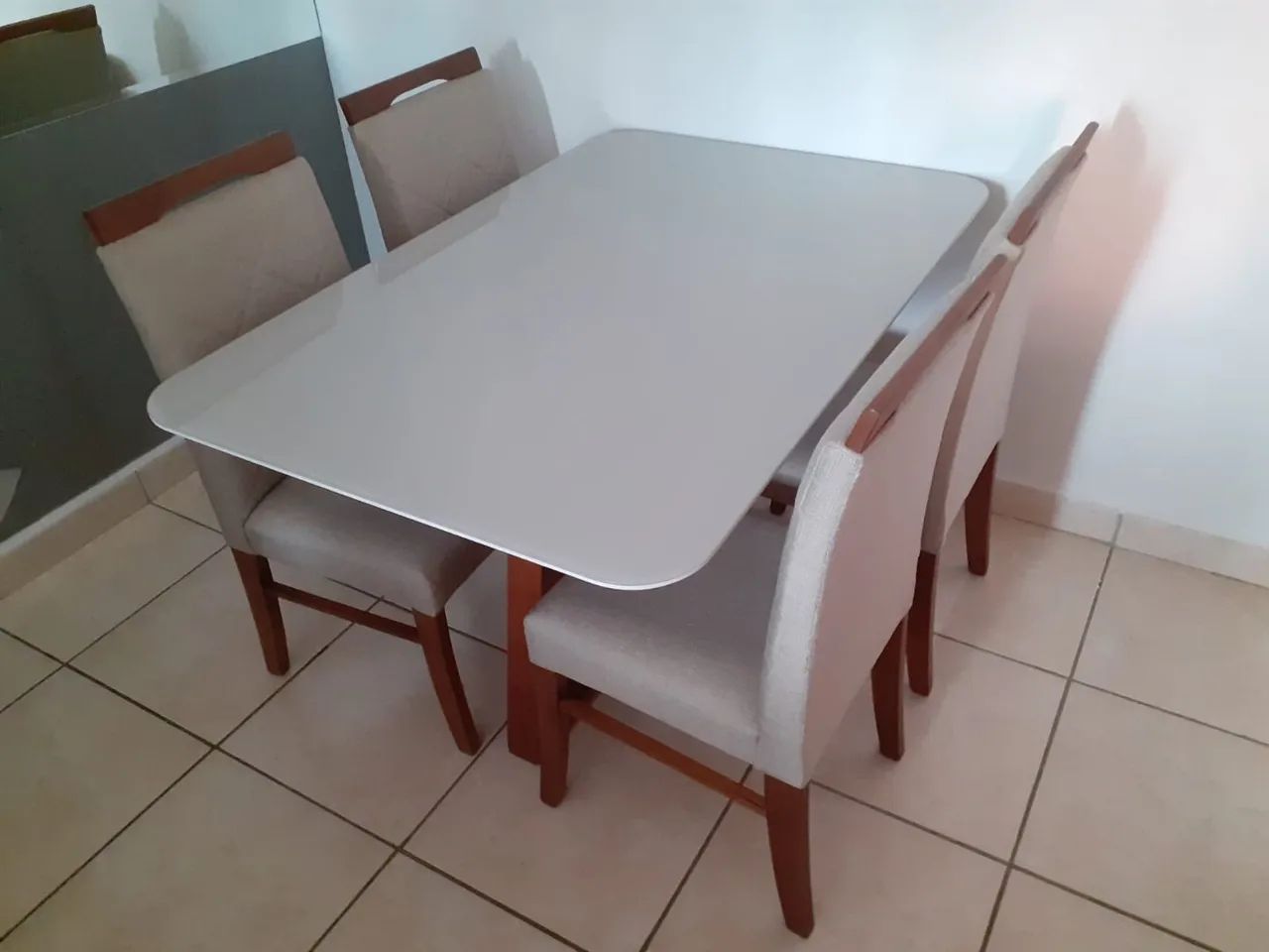 Mesa de Jantar com 4 Cadeiras toda de madeira  - Foto 2