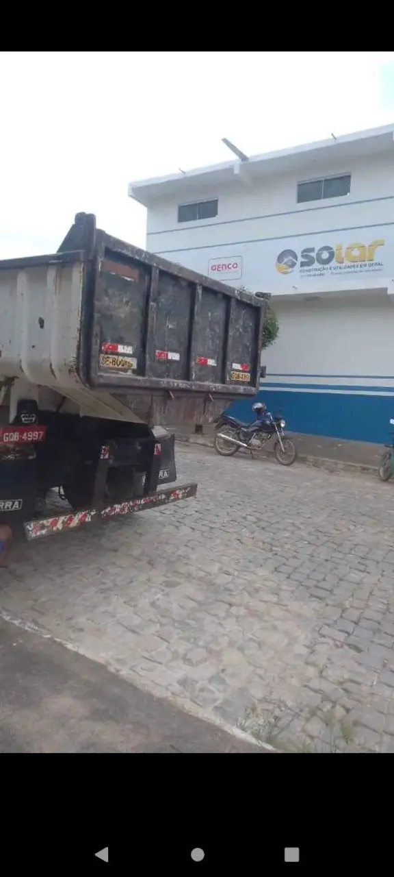 Caminhão caçamba basculante.