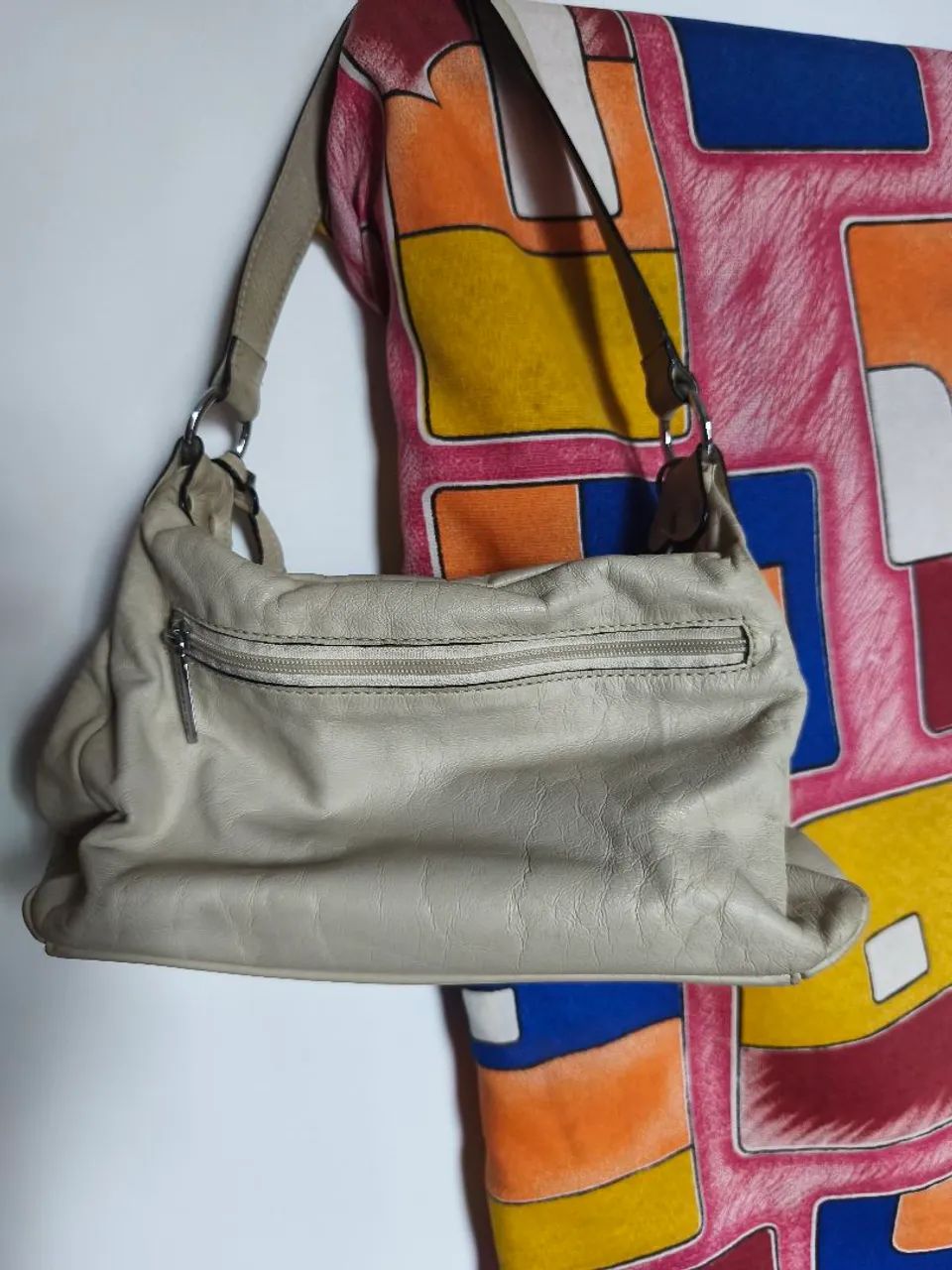 Bolsa de Ombro Bege com Detalhes Charmosos - Foto 4