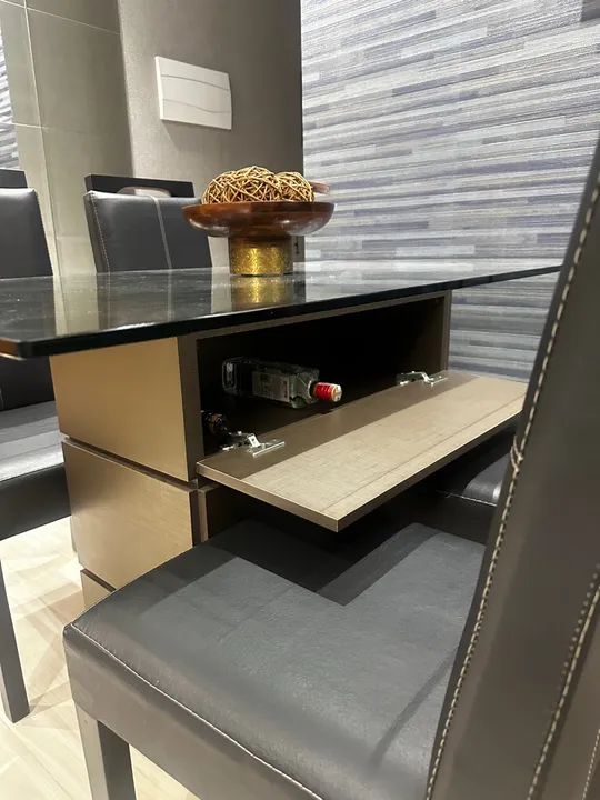Mesa de jantar moderna com gaveta oculta