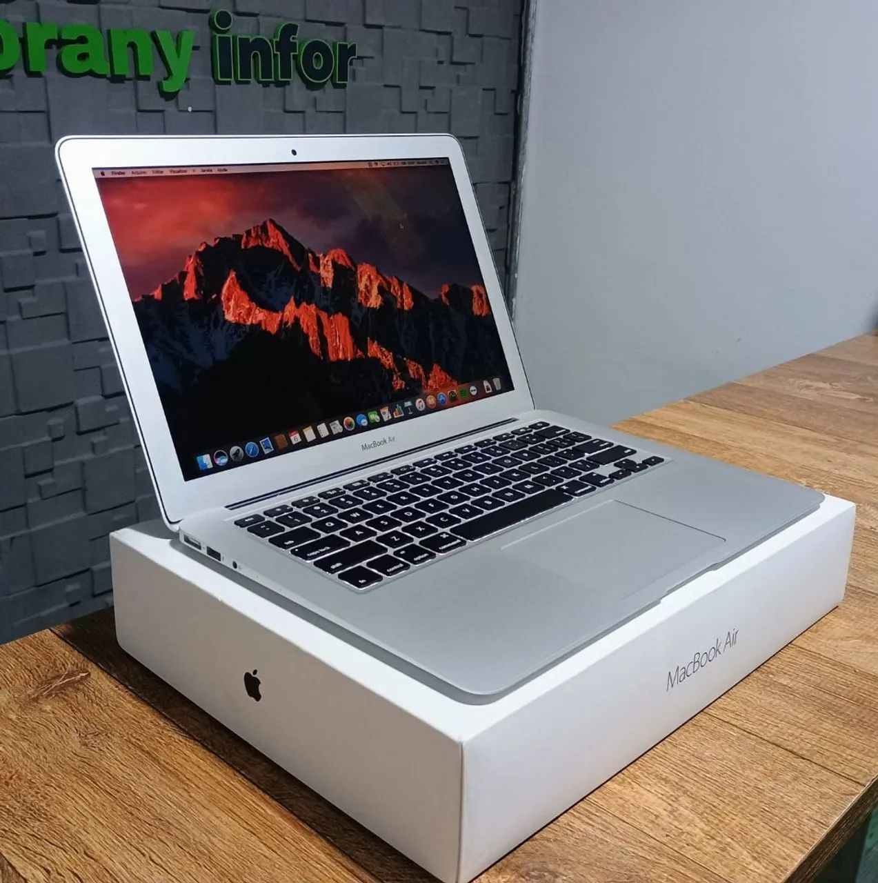 MacBook Air / Core i5 / 8GB RAM / Super Novo / Na caixa Com