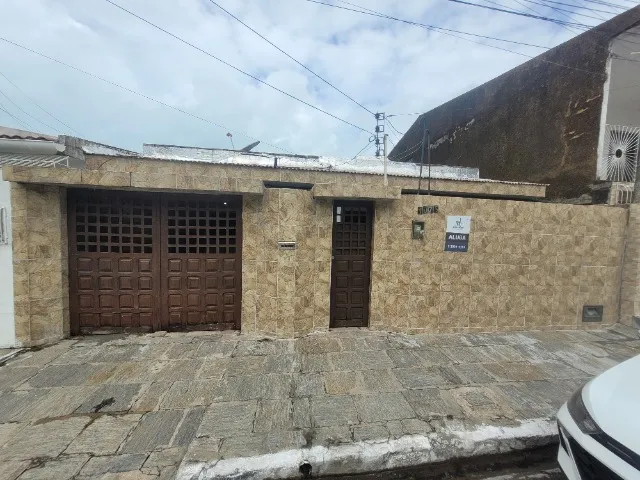 ALUGO CASA NA JATIUCA AV.PAULO FALCÃO PARA USO RESIDENCIAL R$:3.300