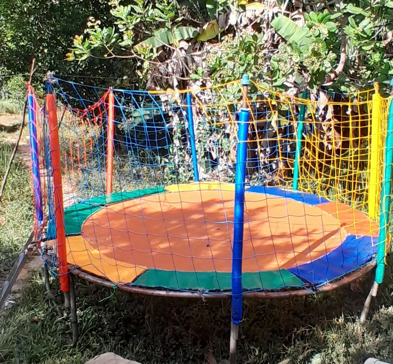 Cama Elástica Infantil Colorida - Diversão Garantida!