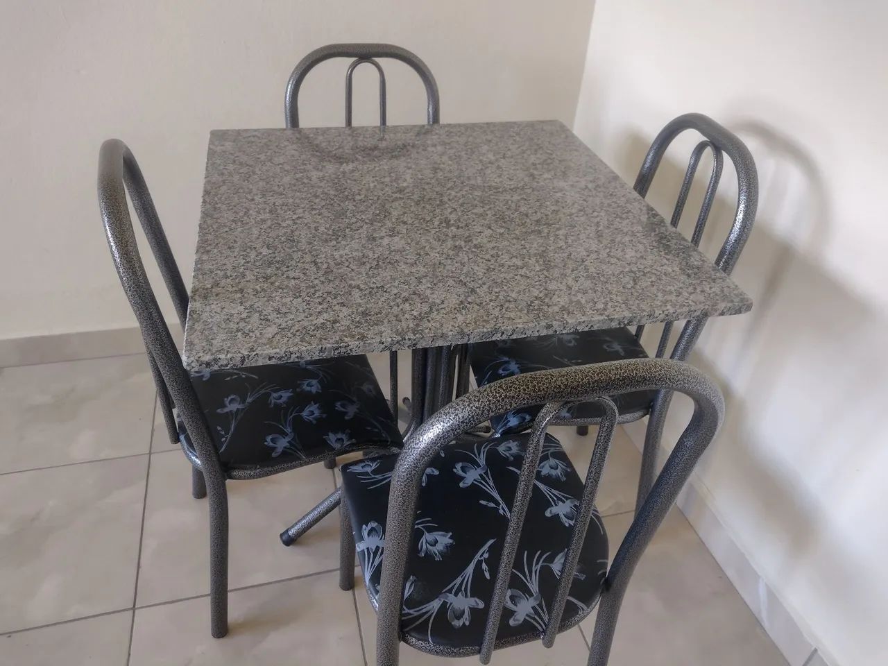 Mesa de Jantar com 4 cadeiras - Foto 3