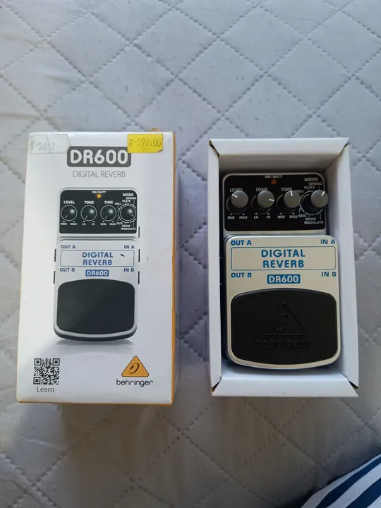 Pedal de Reverb Digital Behringer DR600