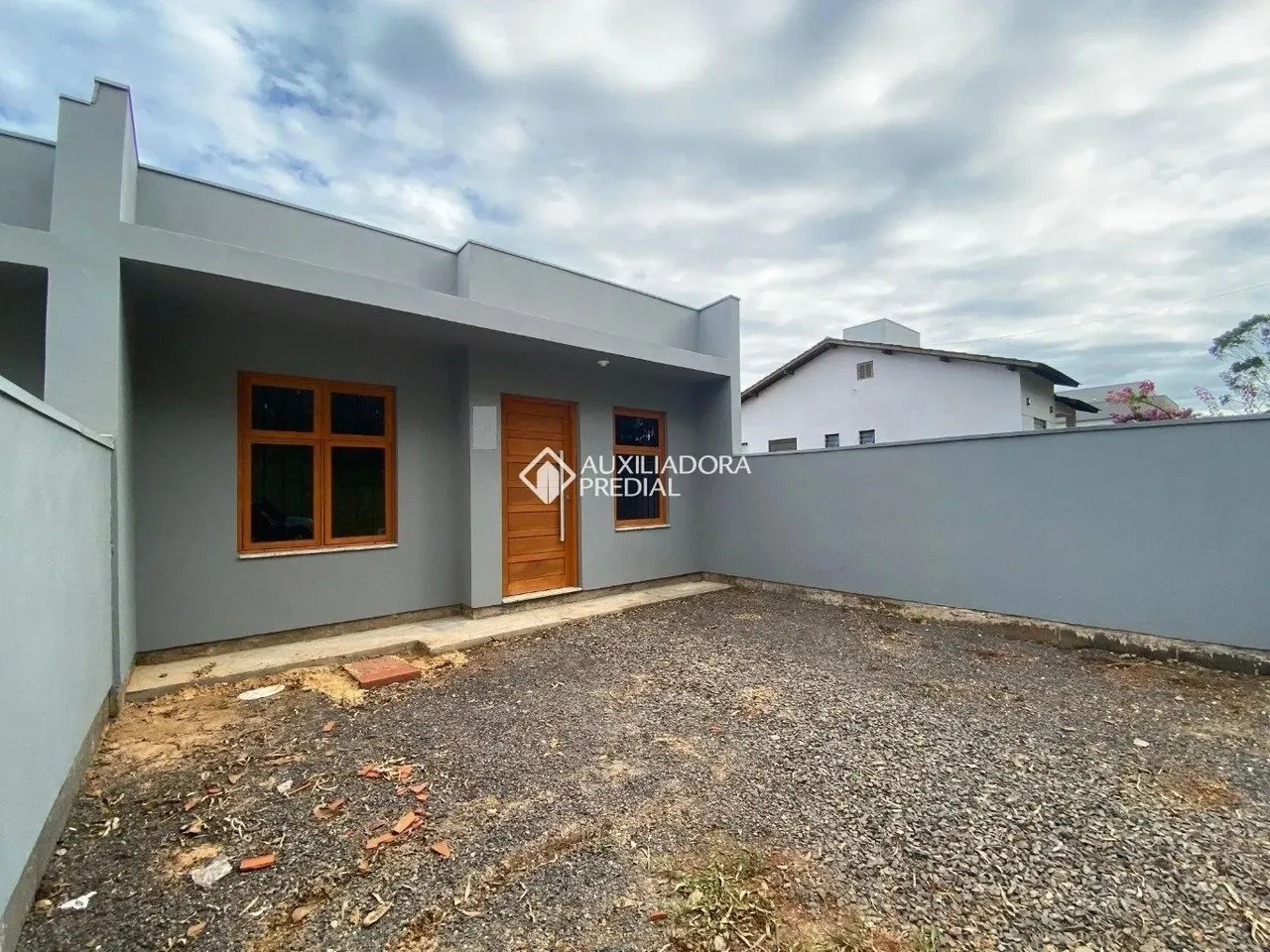 Casa com Projeto Moderno, Amplo Pátio e Potencial de Expansão em Bairro Planejado
