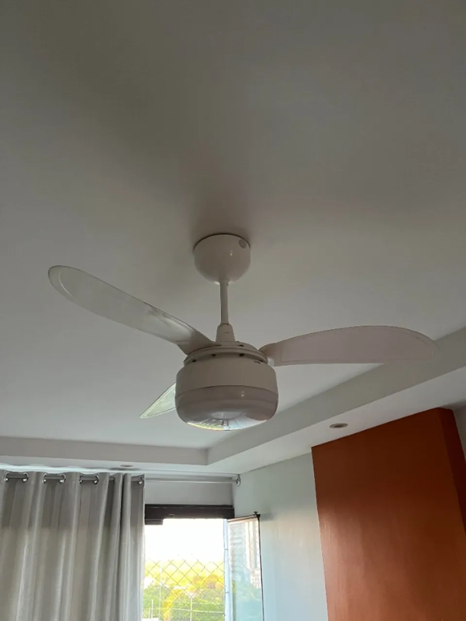 Vendo 3 ventiladores de teto Ventisol operado por controle remoto