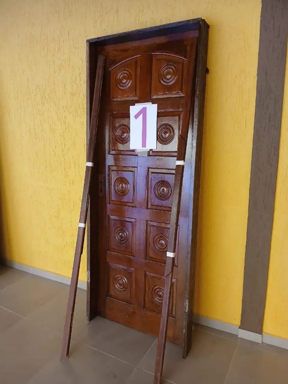 Porta de Madeira Maciça, caixonete, dobradiças e alisar.