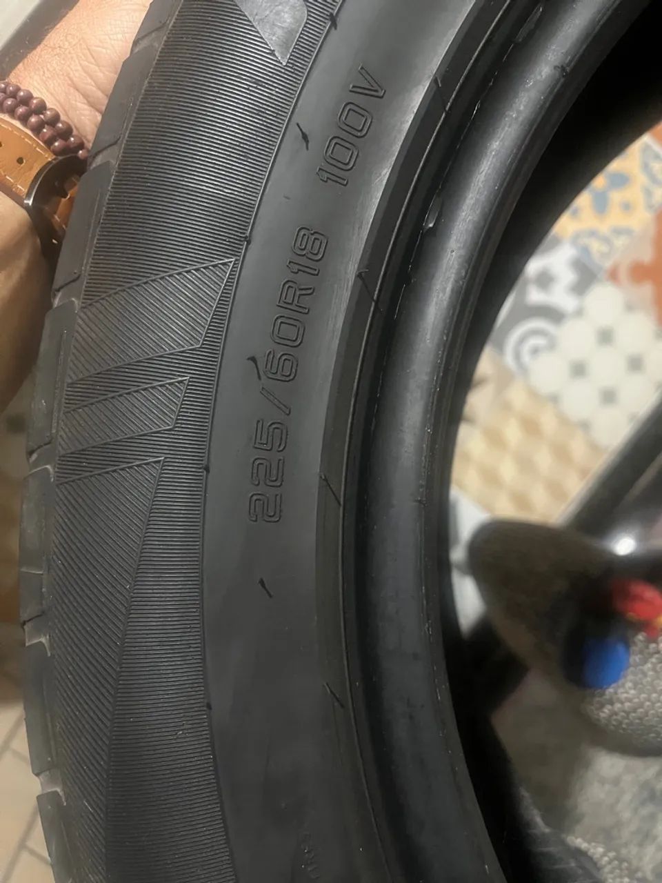 Pneu 225/60R18 100V