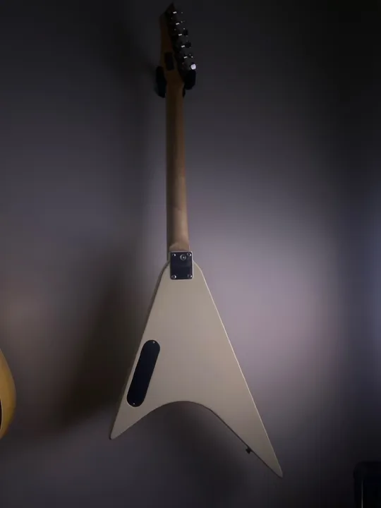 Guitarra Strinberg rabo de sereia, acompanha um amplificador.