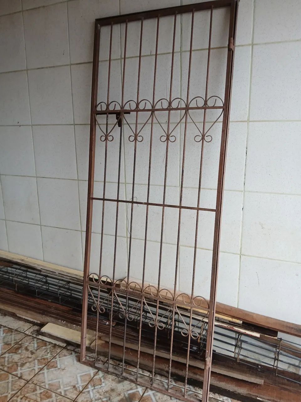 Grade de proteção em ferro para janelas e porta ja com caxilio porta 80 por 10 - Foto 2