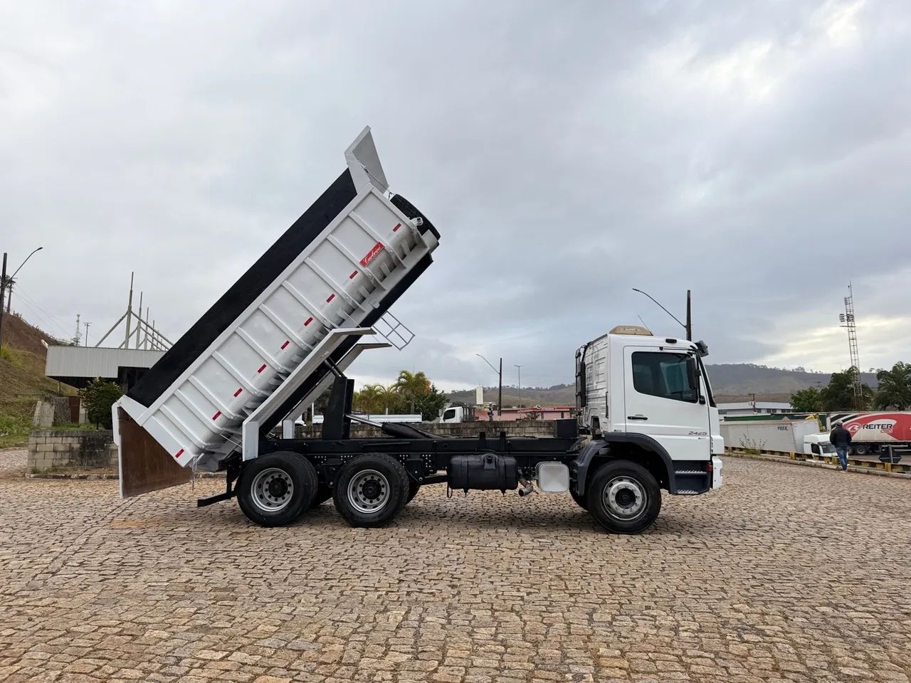 MB 2425 Caçamba Ano 2009 - Foto 8