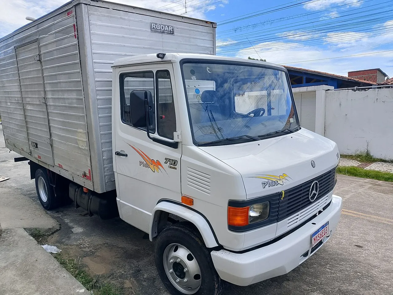 Mercedes-Bens 710 Com apenas 95 mil km