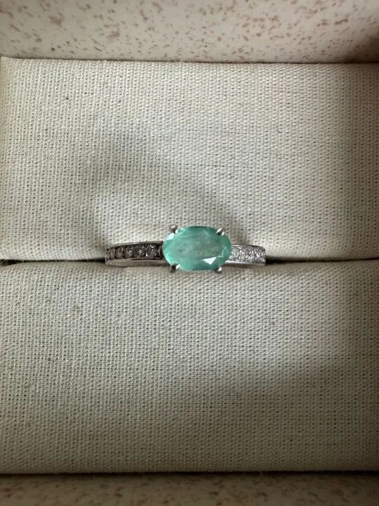 Anel esmeralda Oval NOVO com cravejado de brilhantes de diamantes Ouro branco 18K !