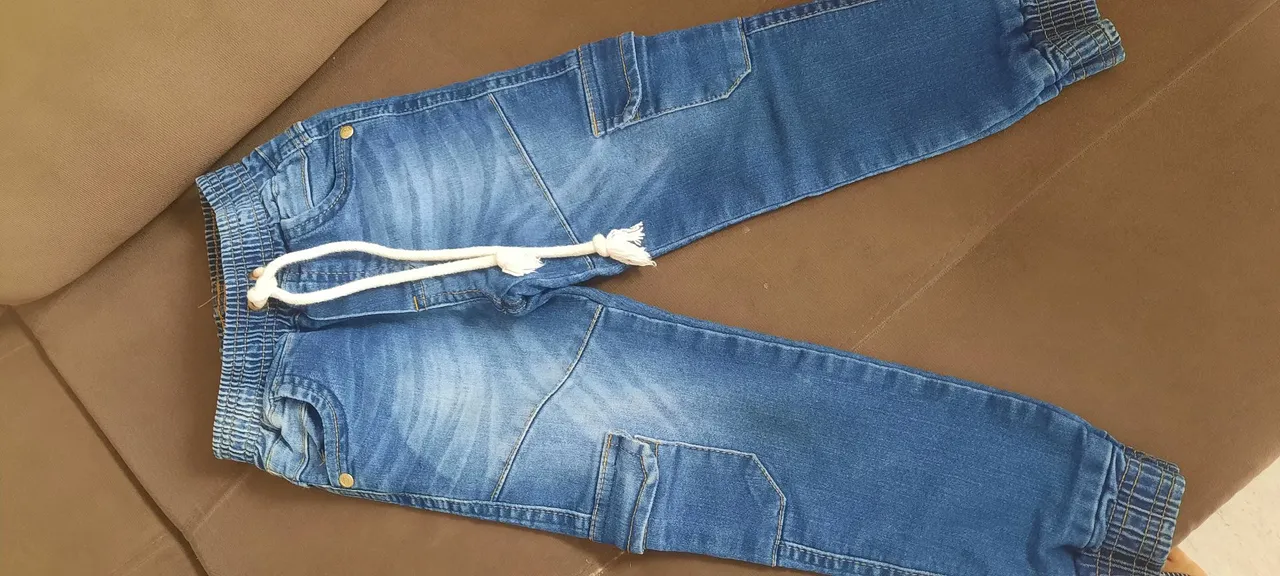 Calça jeans infantil com detalhes
