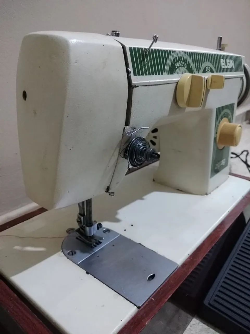 Máquina de costura Elgin antiga precisa de revisão  - Foto 5