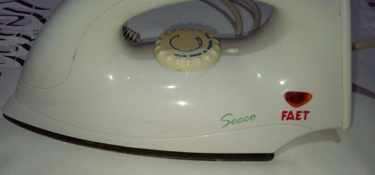 Ferro de Passar Roupa Secco Faet