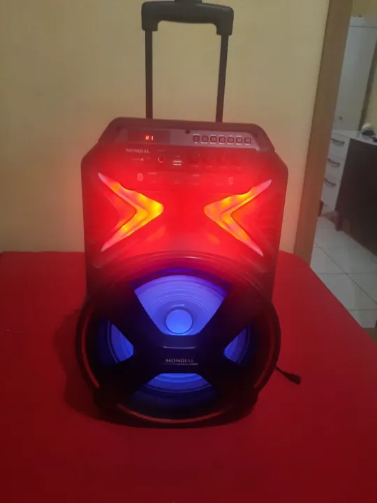 Caixa de Som Portátil Mondial com Bluetooth e LED