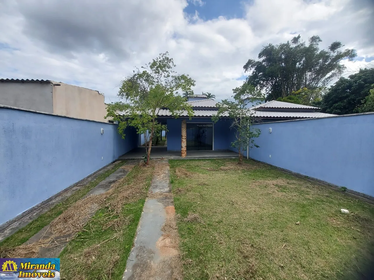 Casa Linear na Cotia, 2 qts, terreno plano, com espaço gourmet