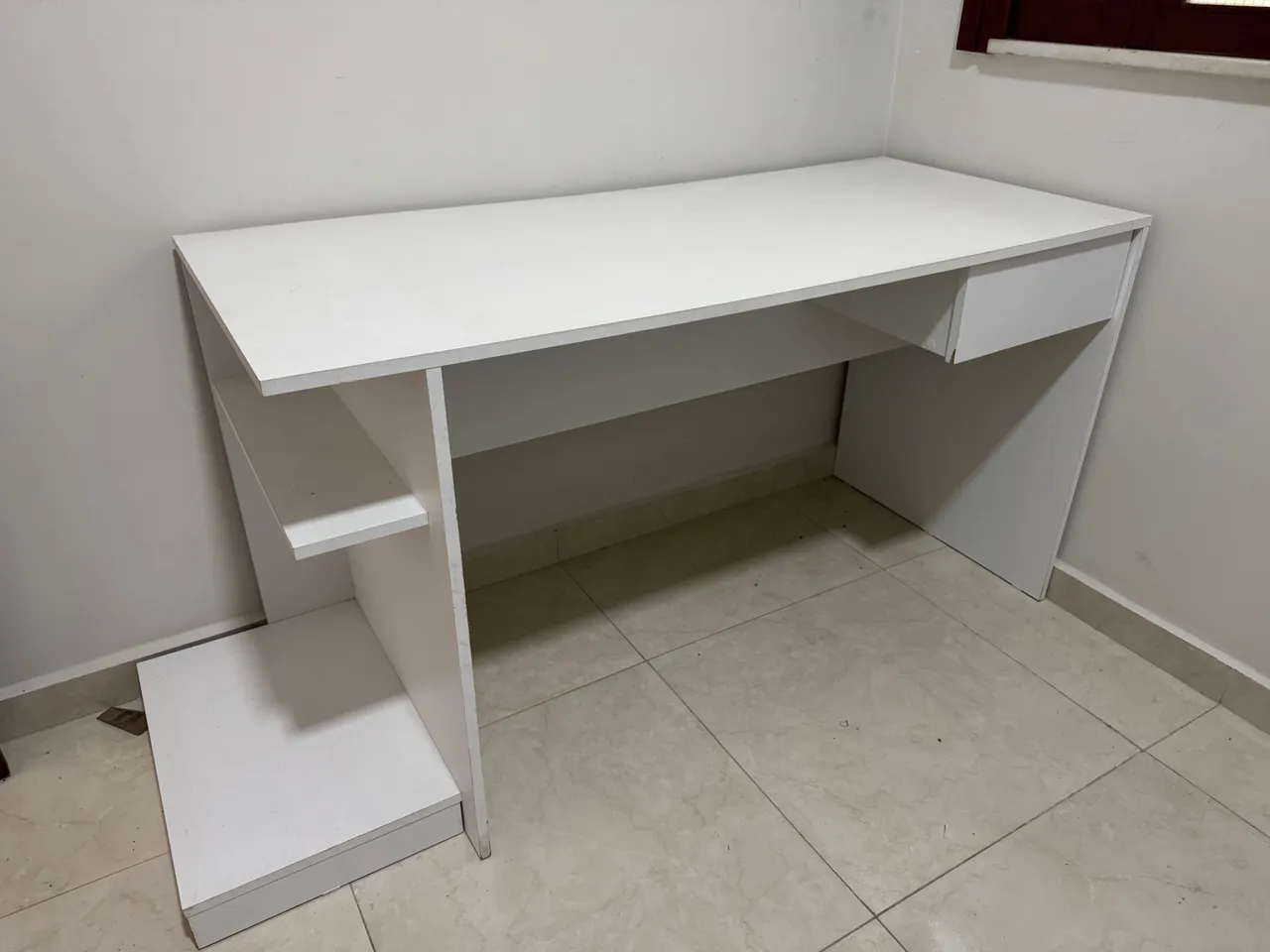 Mesa de Escritório Branca com Gaveta e Prateleira