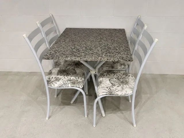 MESA TUBULAR COM 4 CADEIRAS (ÚLTIMA PEÇA)