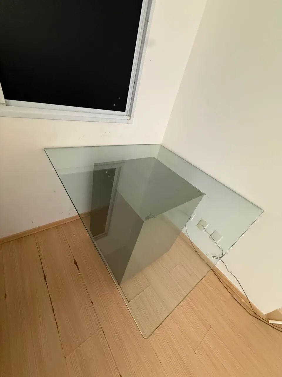 Mesa de Jantar 110 x 110cm em vidro temperado com base de madeira