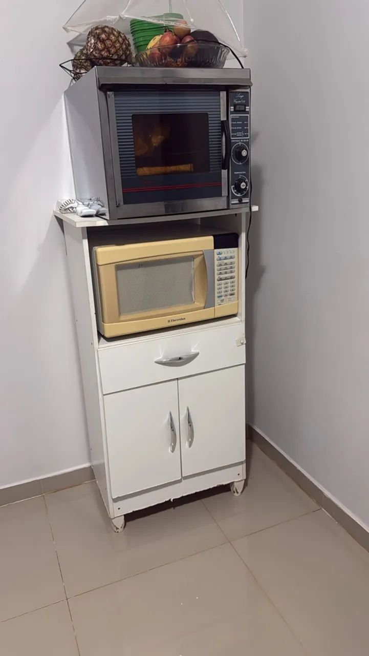 Microondas e armário para microondas 