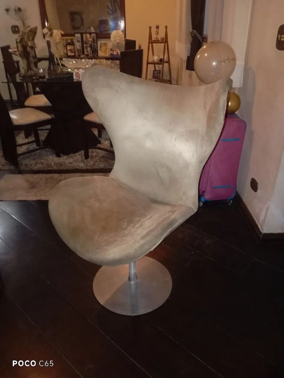 Poltrona giratória modelo egg em Suede bege com base disco de inox - Foto 2