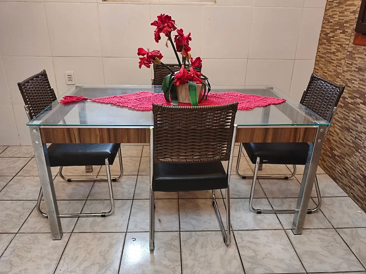 Mesa de jantar c/4 cadeiras 