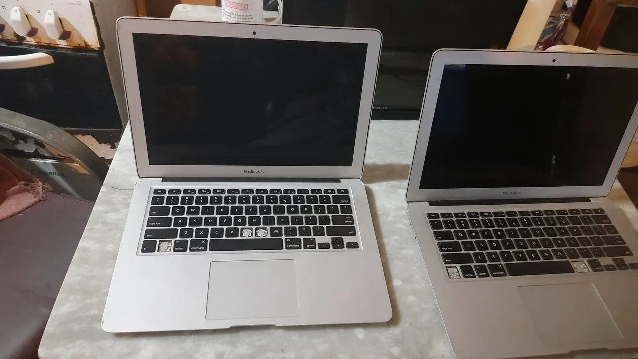 Dois MacBook Air e 1 tela MacBook Pro - Foto 3